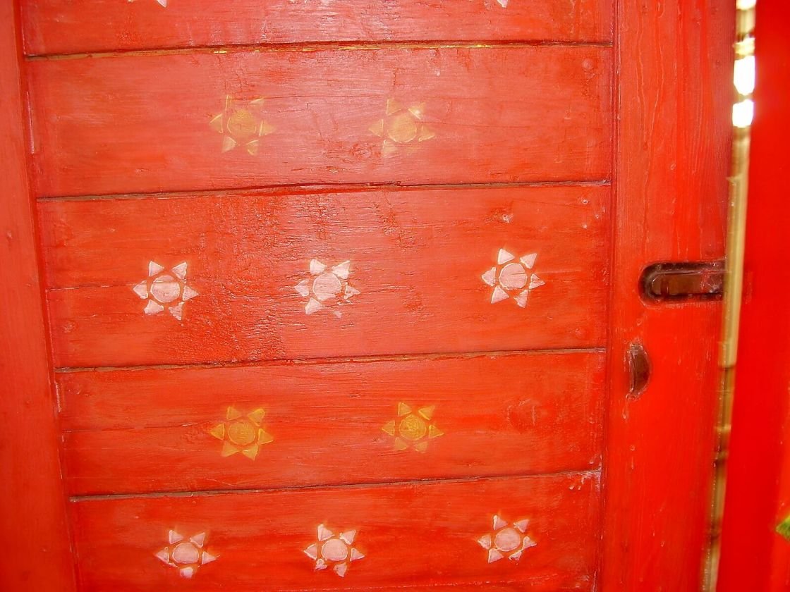 Dveře s obrázky sluncí